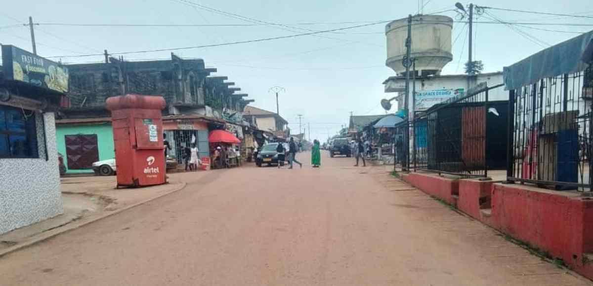 Rue commerçante animée dans la ville de Bitam au nord du Gabon
