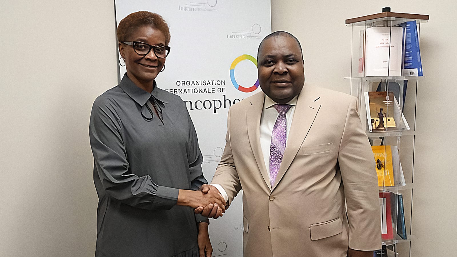 Rencontre diplomatique entre une ministre gabonaise et un représentant de l'Organisation internationale de la Francophonie
