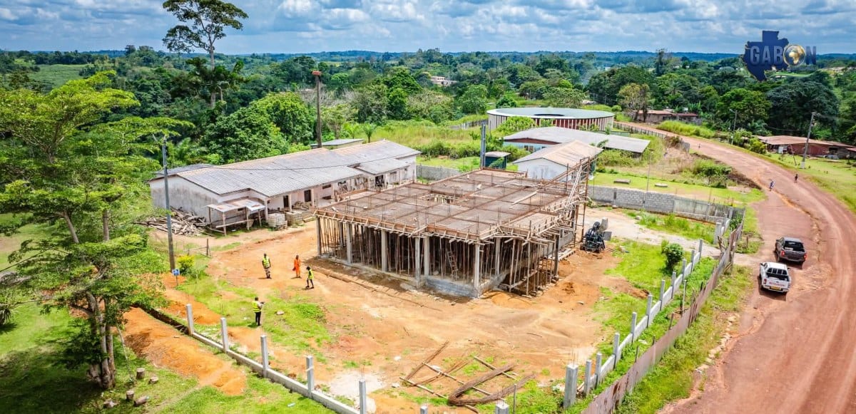 Chantier d'un bâtiment administratif en zone rurale au Gabon