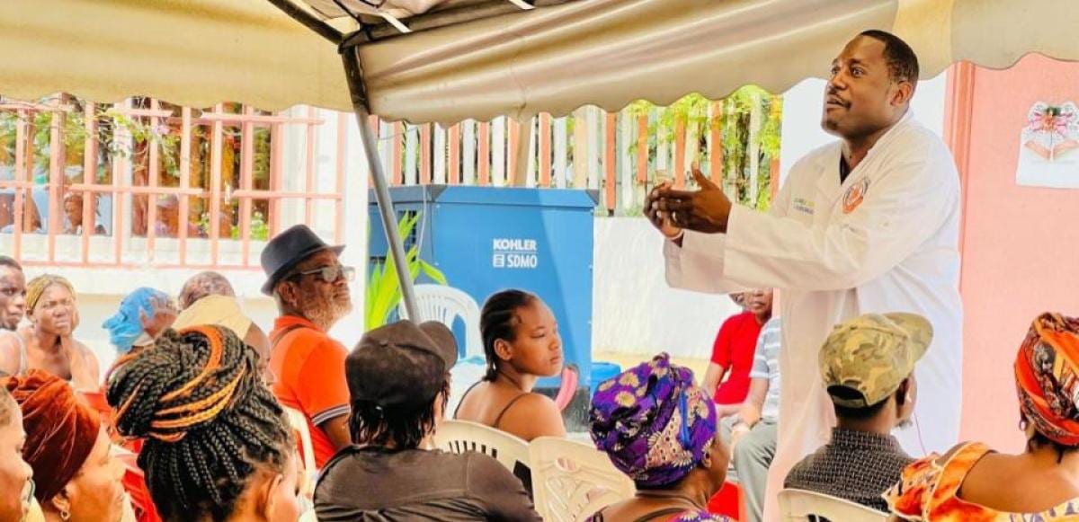 Patients rassemblés devant un bâtiment médical à Libreville dans le cadre d'une caravane de soins gratuits.