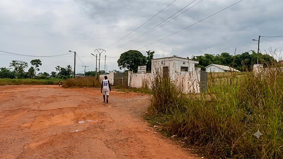 Bâtiment d'un hôpital moderne en zone rurale gabonaise