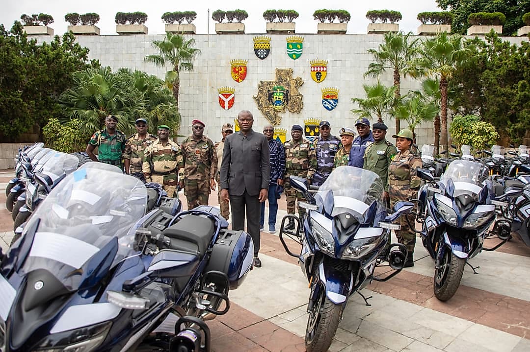 Motos neuves alignées lors d'une cérémonie de remise officielle à des forces de sécurité