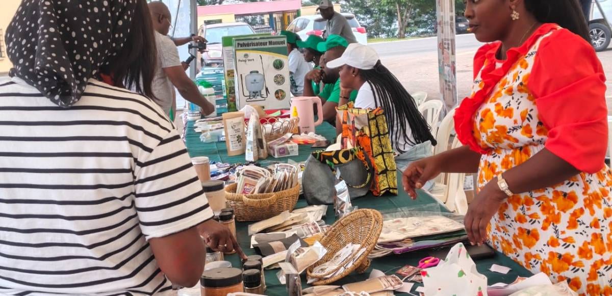 Produits agricoles exposés sur un stand lors d'un salon au Gabon