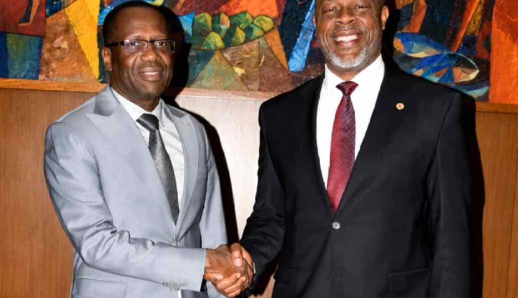 Client réalisant une opération bancaire numérique dans une agence à Libreville