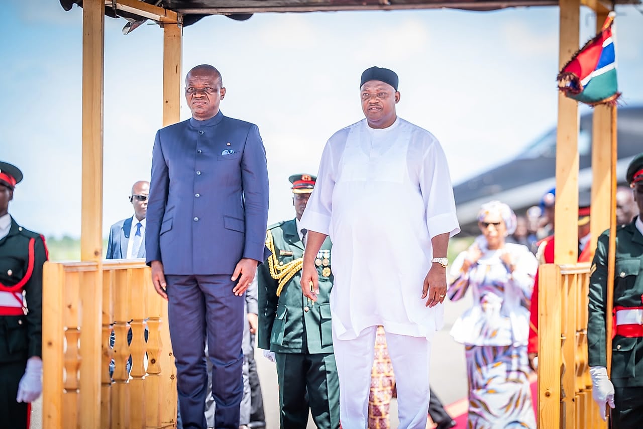 Les présidents gabonais et gambien se serrent la main lors d'une cérémonie officielle