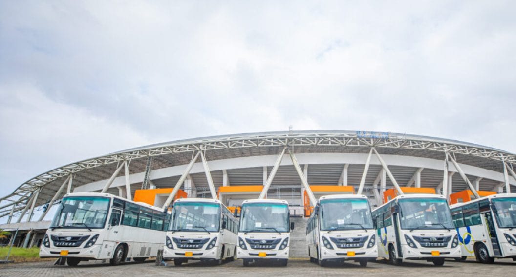 Bus de transport public gabonais stationné dans un dépôt en travaux