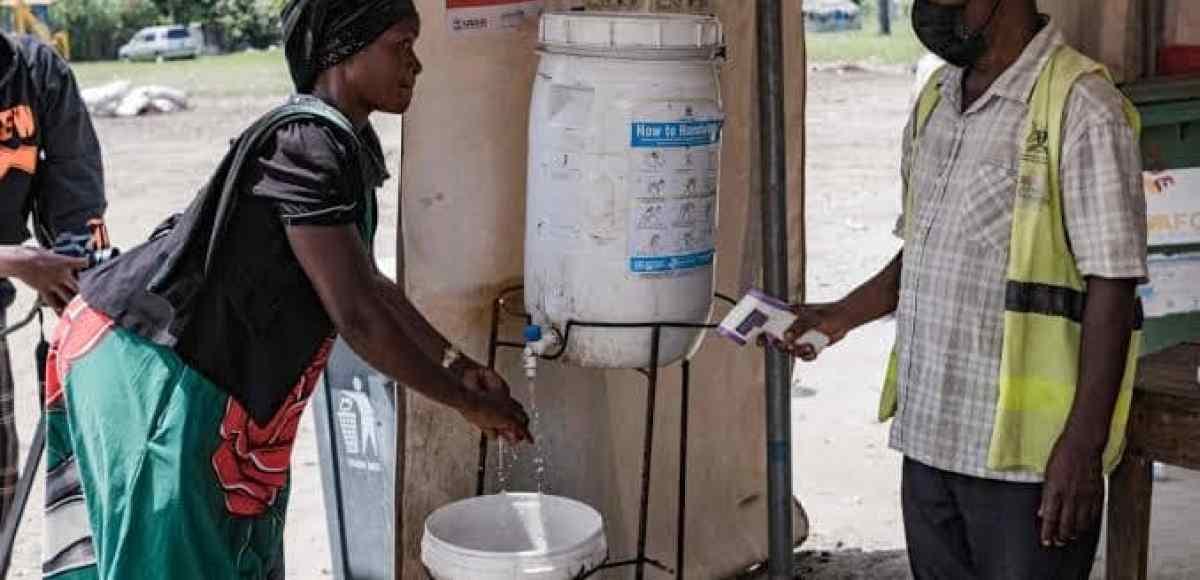 Agents sanitaires en équipement de protection à un poste frontalier