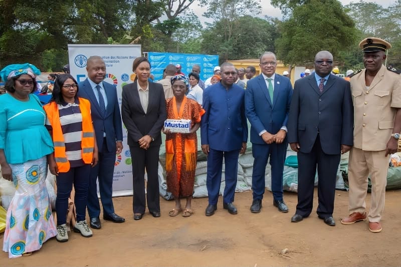 Champ agricole dans la région de la Ngounié au Gabon avec des exploitants et du matériel