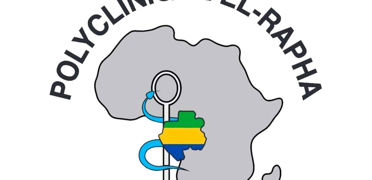 Personnel médical en blouse blanche dans le hall d'une polyclinique à Libreville