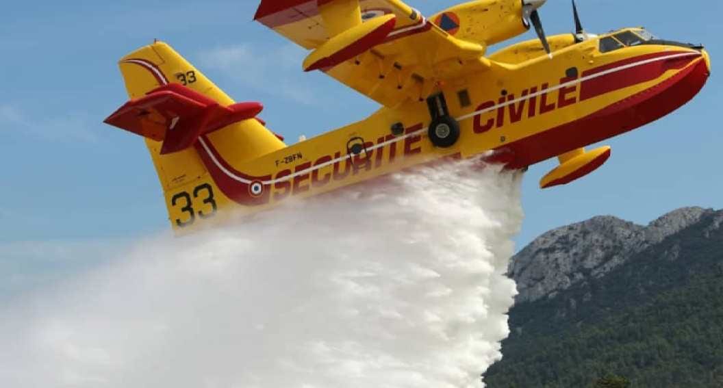 Fumée épaisse s'élevant au-dessus d'une forêt en feu