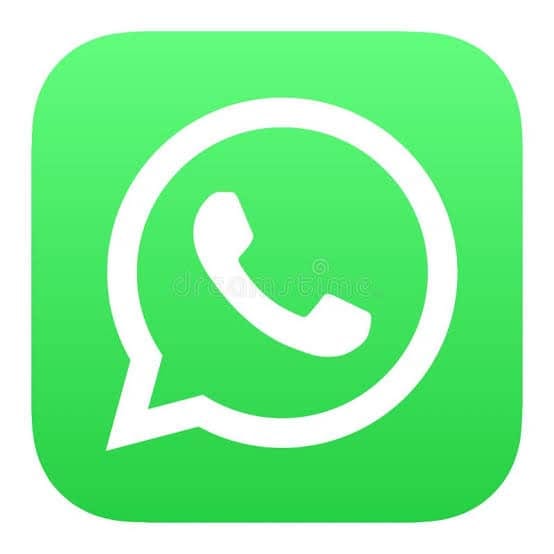Main tenant un téléphone avec l'application de messagerie ouverte