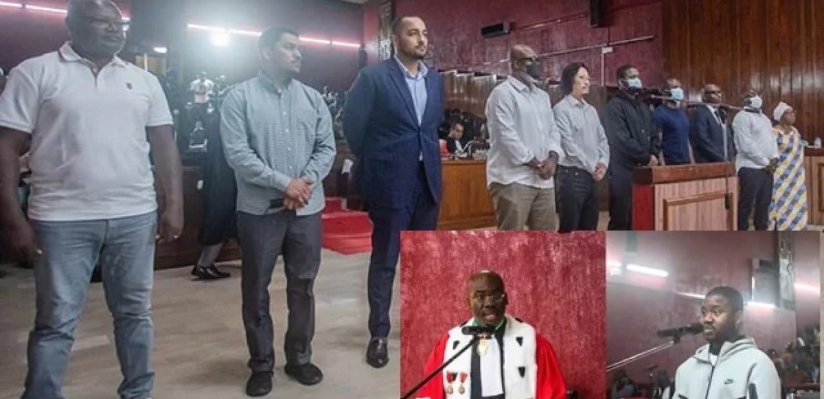 Drapeau du Gabon devant un bâtiment institutionnel évoquant les Nations unies