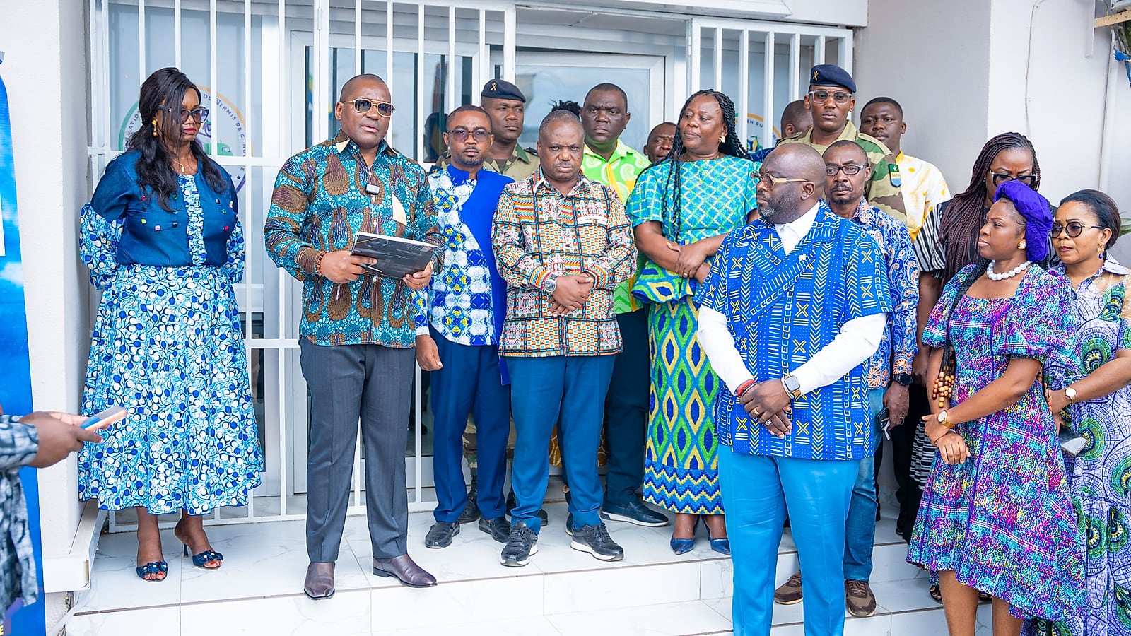 Cérémonie de remise de véhicules devant les locaux de l'ASECNA à Libreville