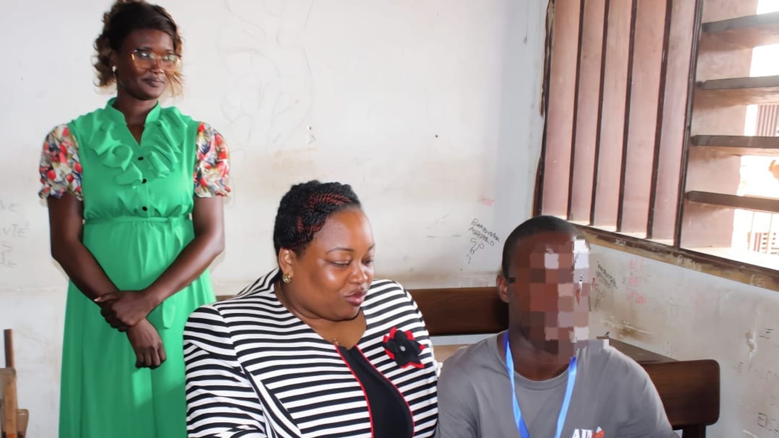 Candidat en situation de handicap installé à son bureau dans une salle d'examen au Gabon