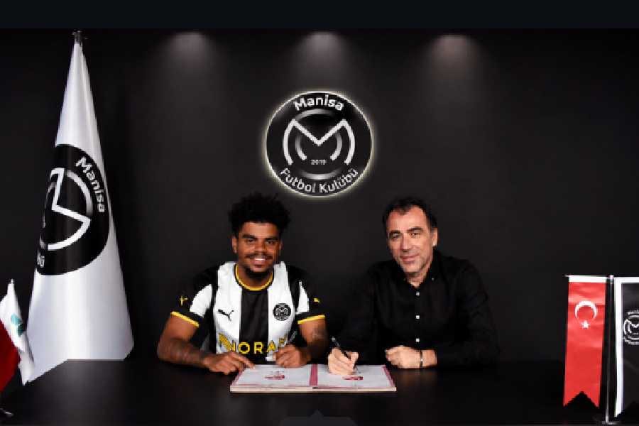 Joueur de football portant un maillot, évoluant sur un terrain herbeux