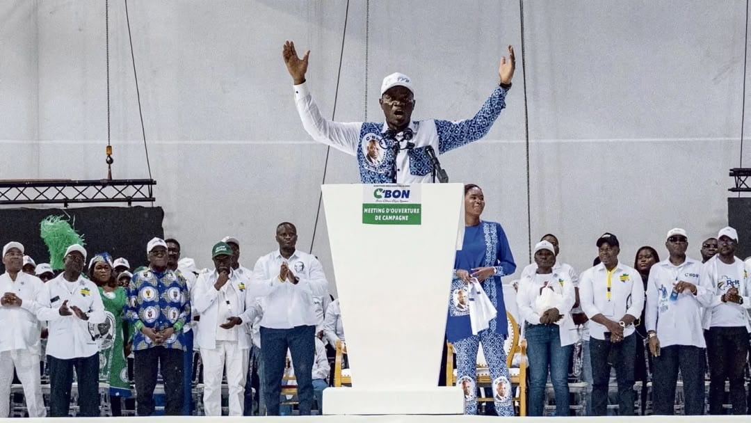 Logo ou bâtiment du parti UDB avec drapeau du Gabon en arrière-plan