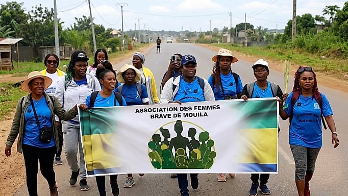 Des femmes marchent en groupe sur une route au Gabon