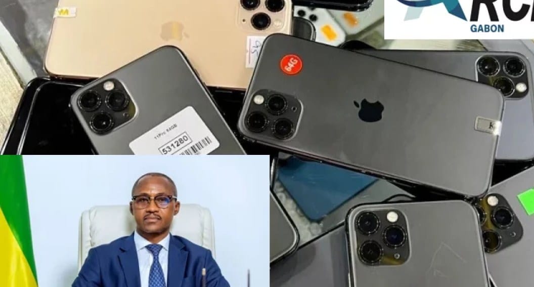 Vendeur présentant des téléphones portables sur un étal de marché au Gabon