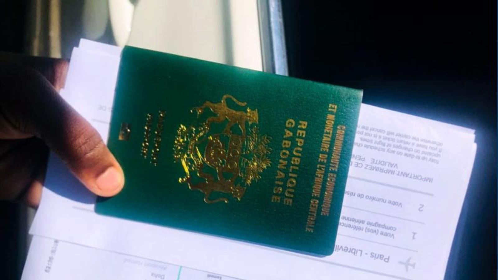 Passeport gabonais et billets d'avion symbolisant les voyages sans visa