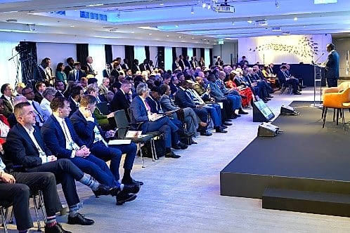 Plateforme pétrolière offshore avec le drapeau du Gabon