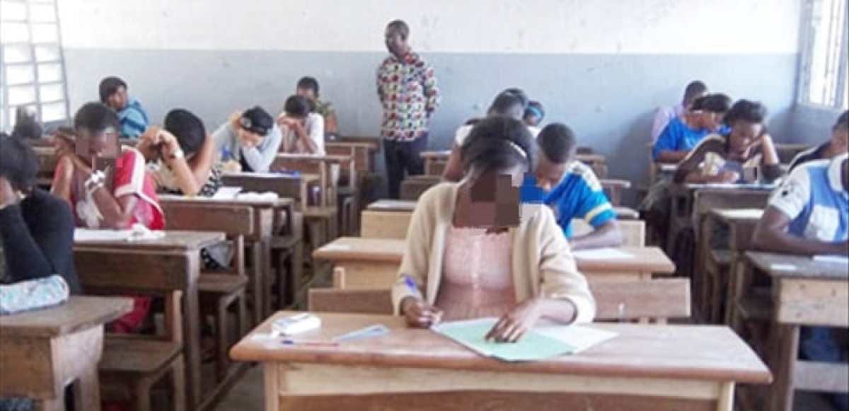 Candidats au baccalauréat composant dans une salle d'examen au Gabon
