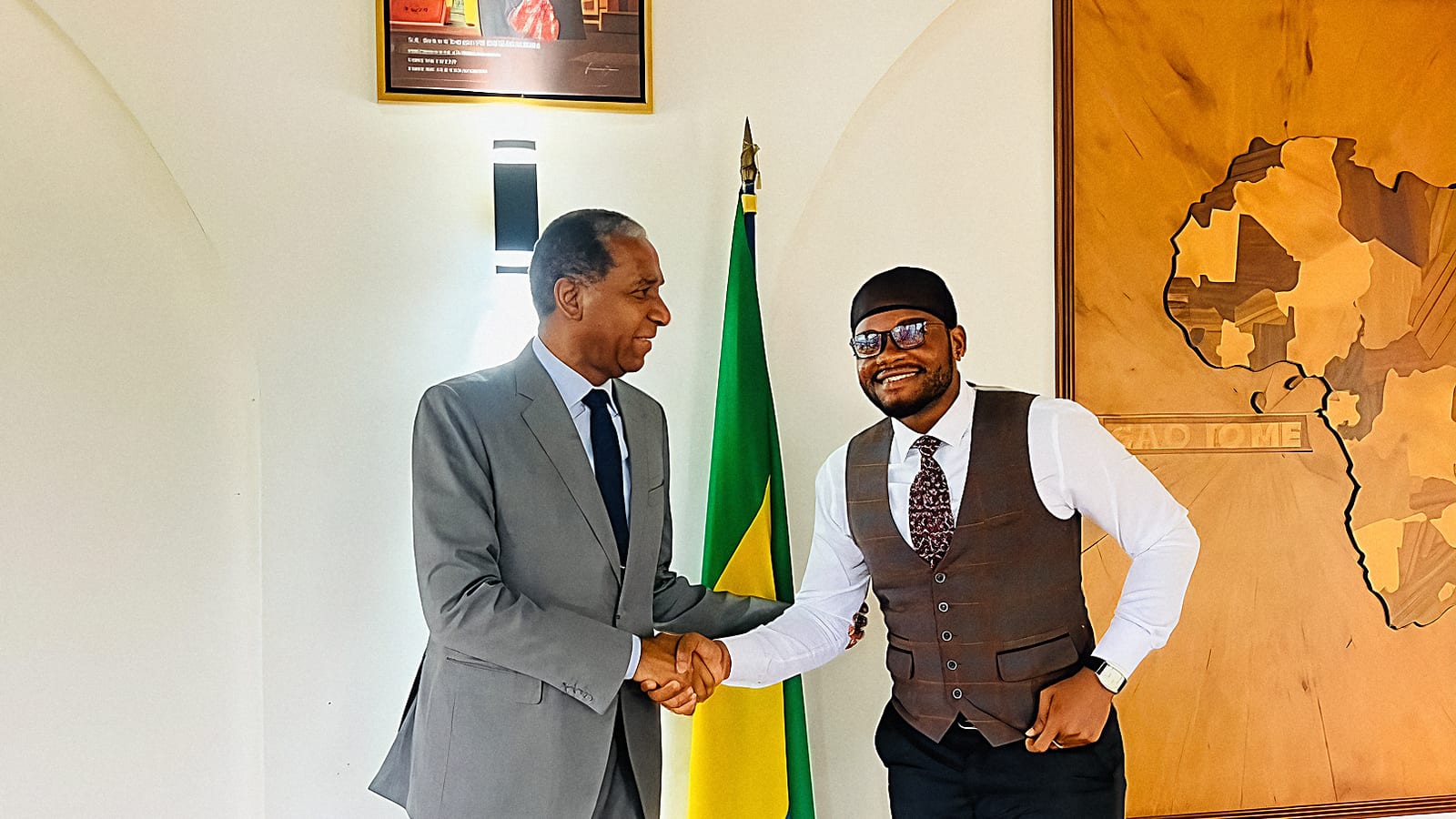 Drapeaux du Gabon et de Sao Tomé-et-Principe côte à côte, symbole de coopération bilatérale