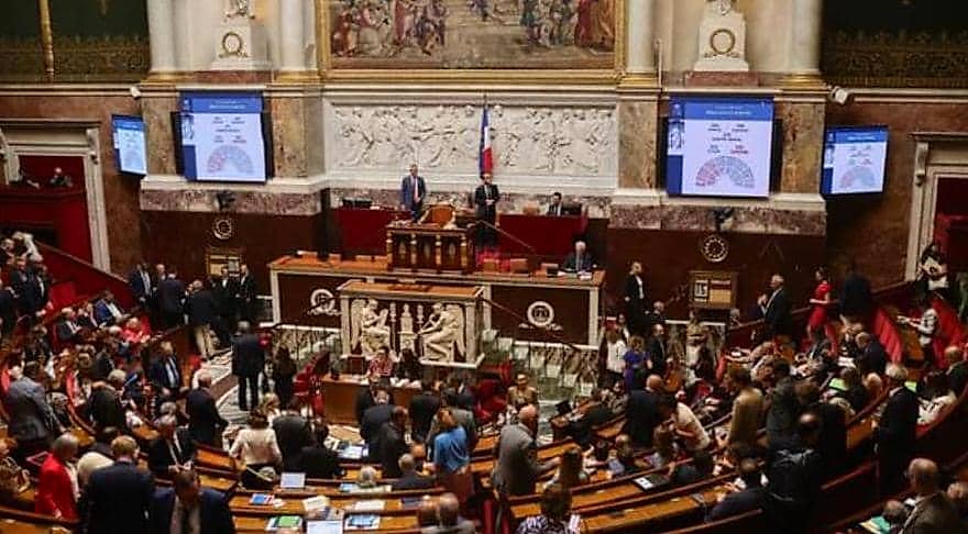 Vue de l'hémicycle de l'Assemblée nationale française pendant une séance de vote