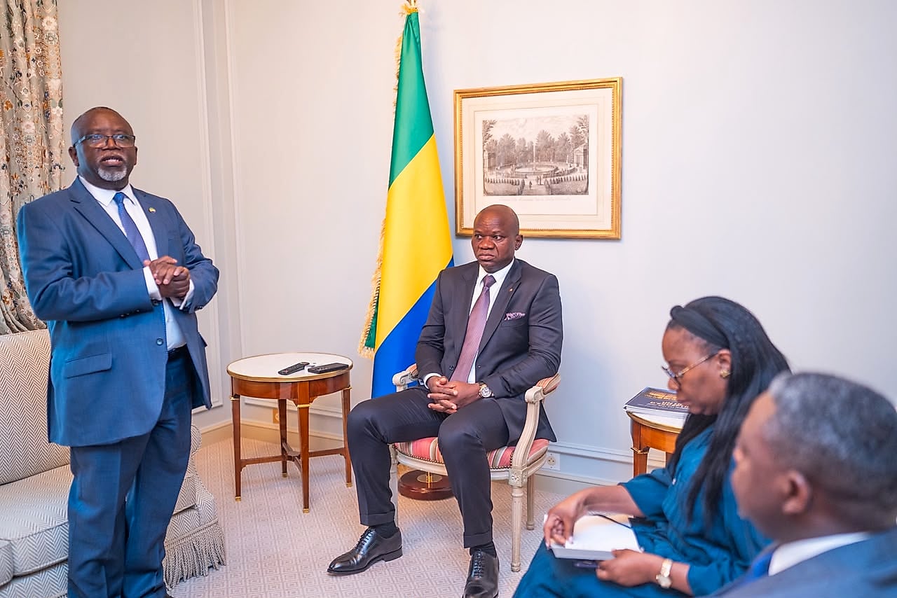 Le président gabonais s'exprime devant des diplomates dans une salle à Paris