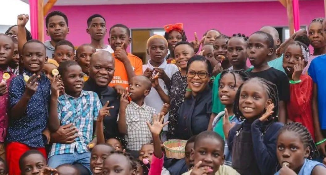 Enfants participant à des activités de groupe lors d'un camp de vacances au Gabon
