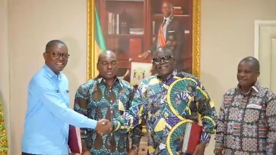 Responsables signant un document lors d'une cérémonie officielle à Libreville