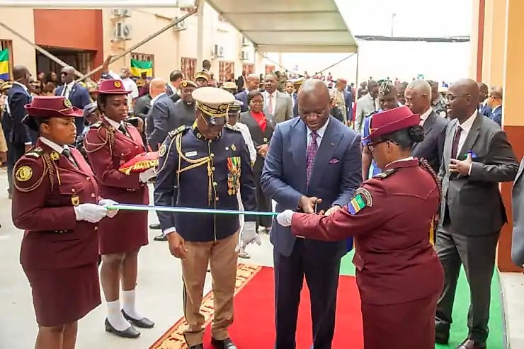 Bâtiment neuf de trois étages entouré de personnalités officielles lors d'une cérémonie d'inauguration à Libreville