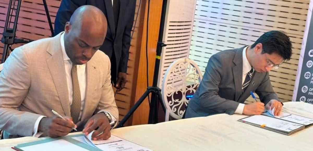 Signature de documents de partenariat lors d'une cérémonie officielle à Libreville