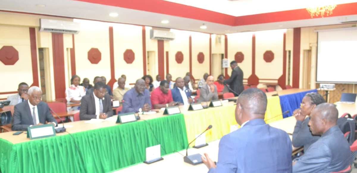 Étals et commerçants dans un marché populaire de Libreville