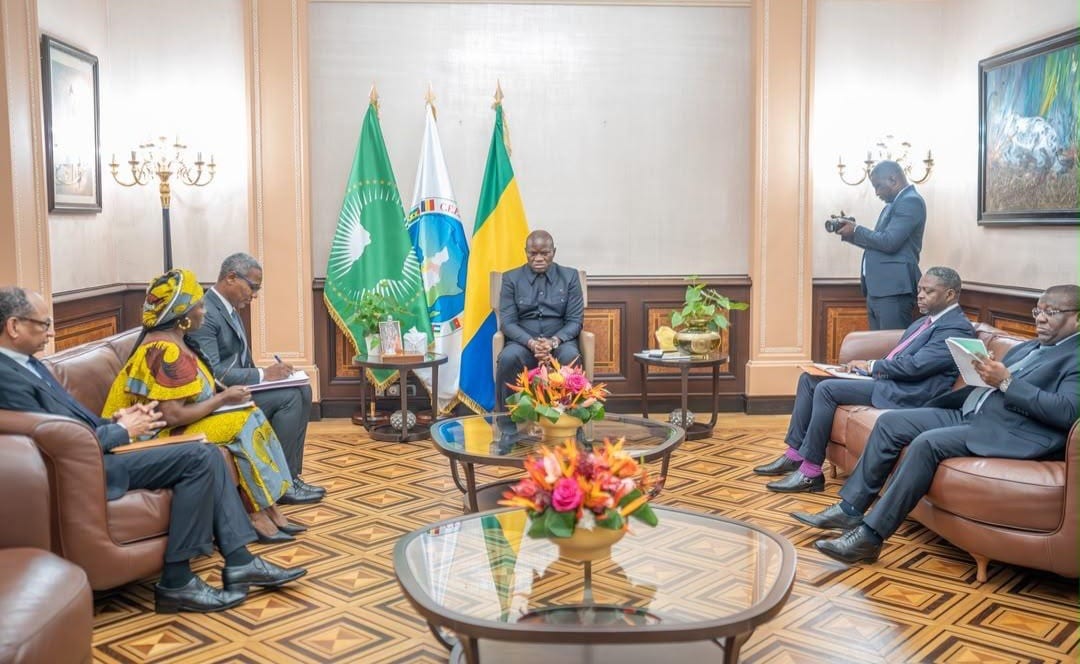 Vue d'un bâtiment officiel gabonais avec drapeaux