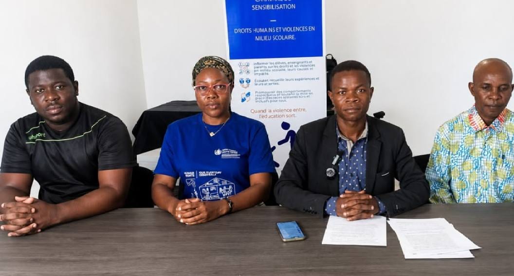 Personne s'exprimant devant un groupe lors d'une déclaration publique à Libreville