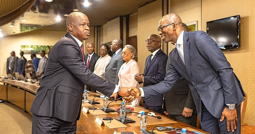 Salle de conférence budgétaire avec responsables ministériels autour d'une table à Libreville