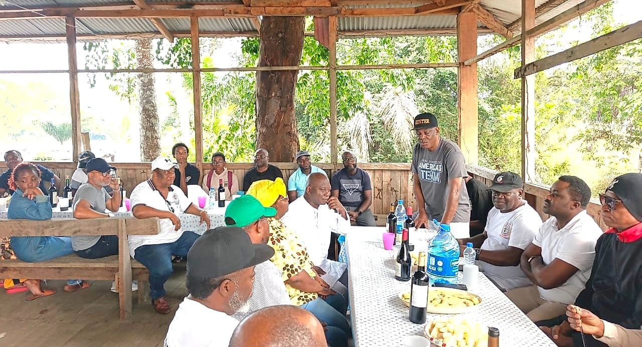 Un élu échange avec des habitants lors d'une rencontre de terrain au Gabon