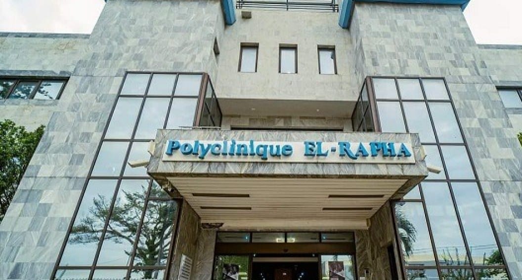 Vue d'une polyclinique gabonaise avec des patients dans la salle d'attente
