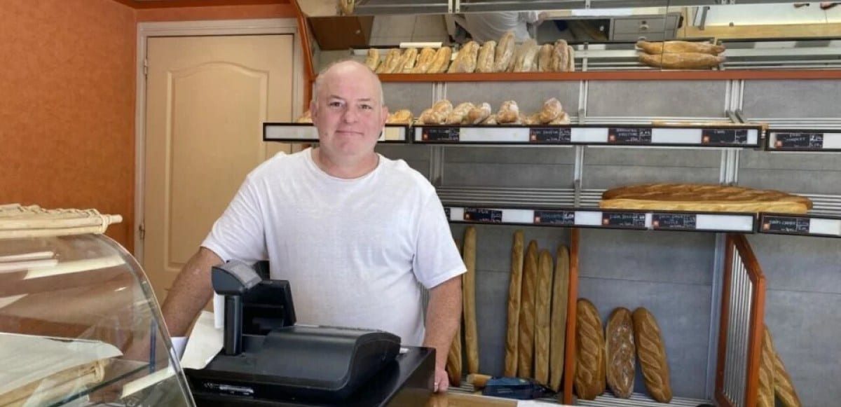 Pains et viennoiseries dorés disposés dans une boulangerie