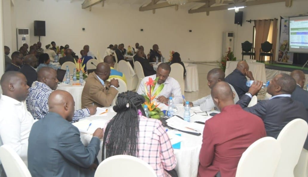 Réunion de cadres ministériels autour d'une table lors d'une retraite stratégique.