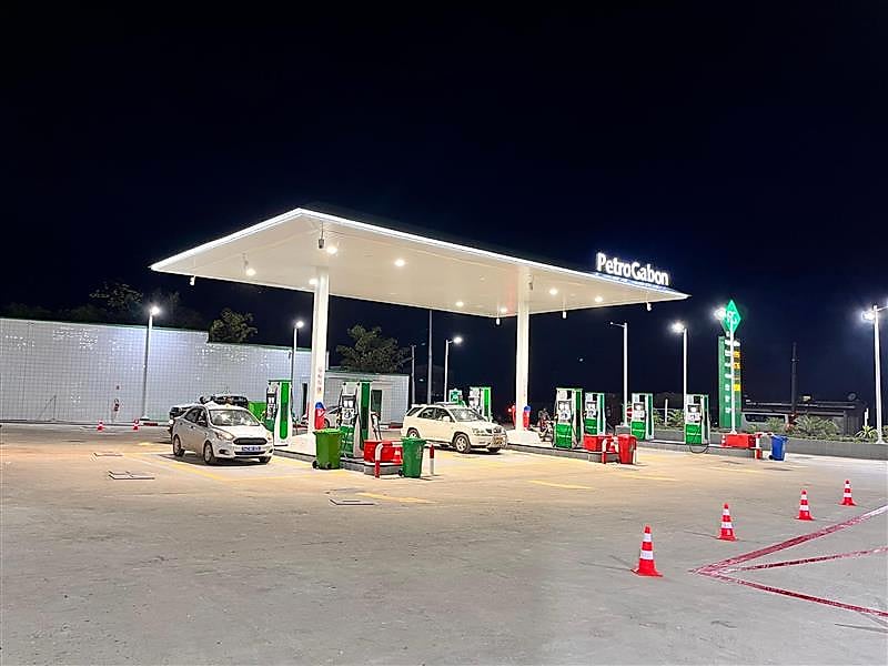 Station-service à Libreville, illustration de l'approvisionnement en carburant