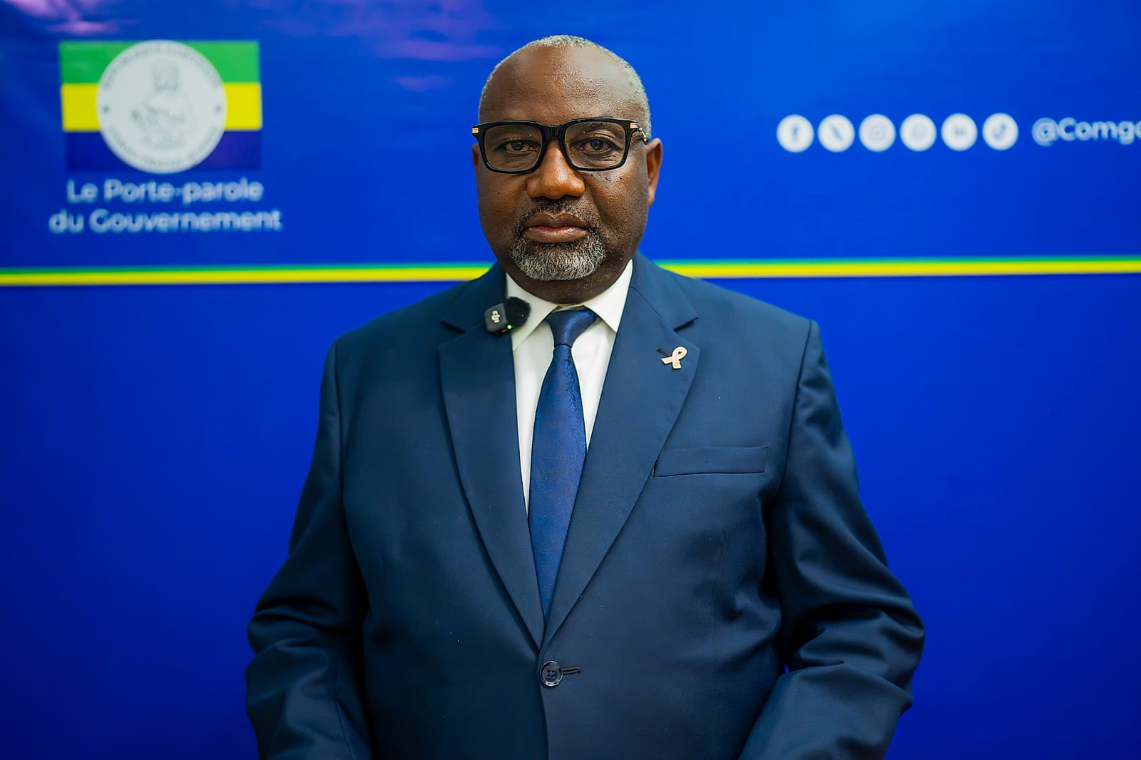 Salle des délibérations du Palais de la Présidence de la République gabonaise, préparée pour un Conseil des ministres.