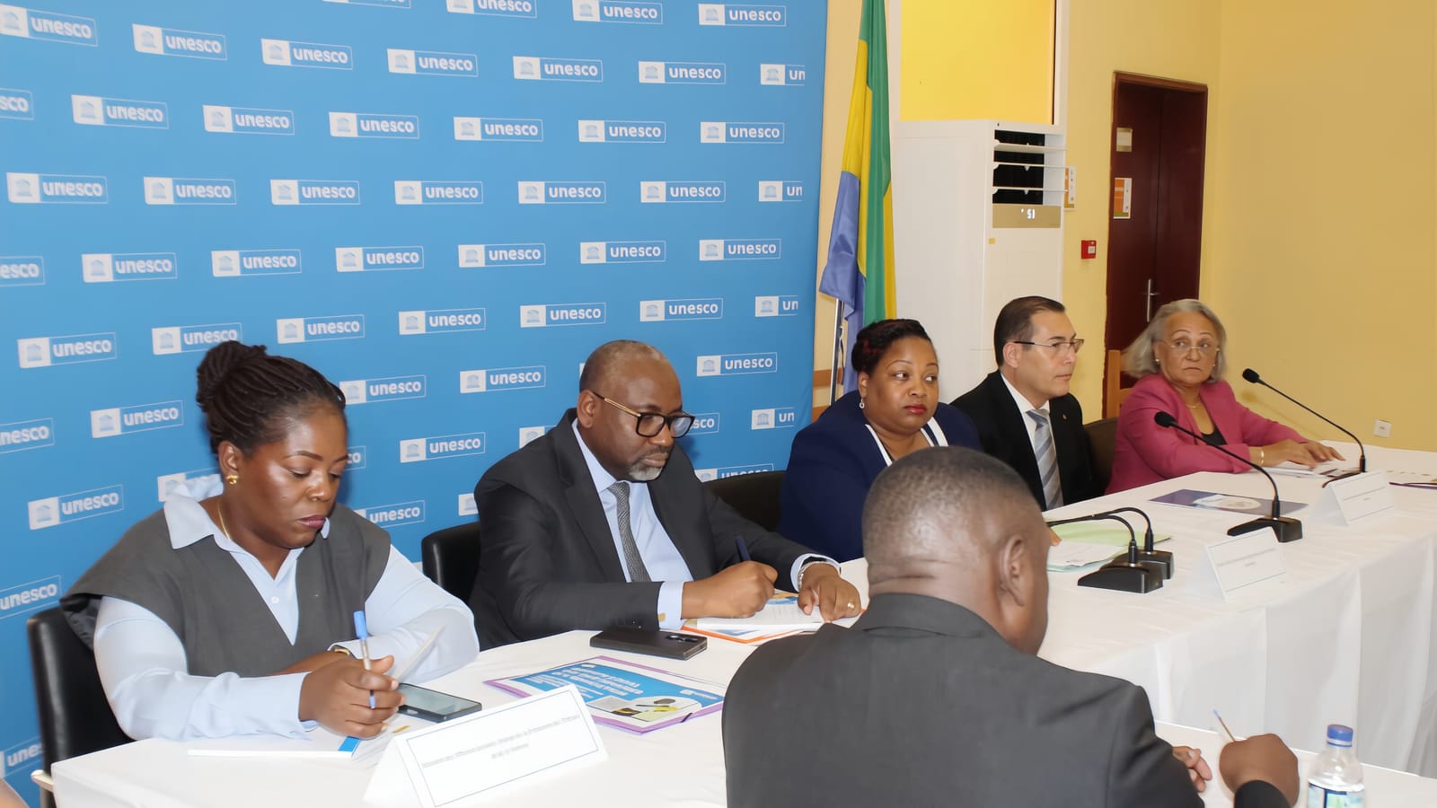 Réunion ministérielle sur l'éducation à Libreville avec plusieurs officiels autour d'une table