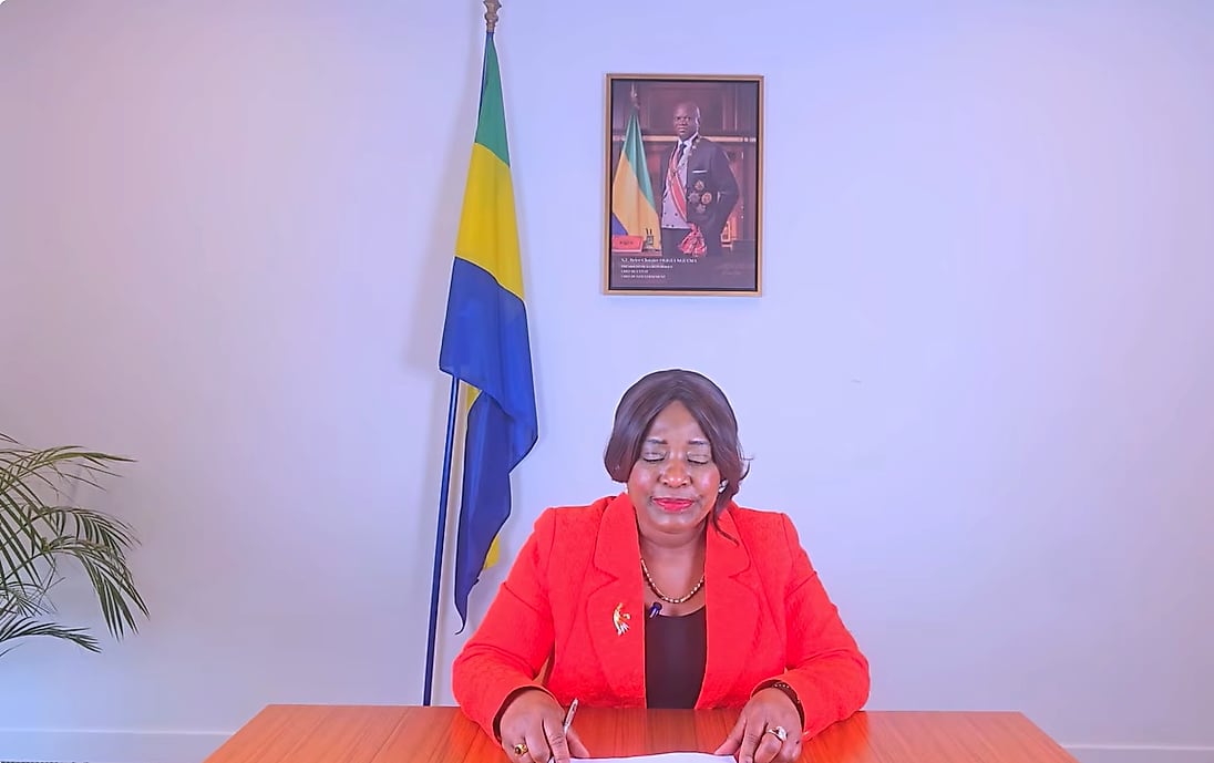 Bâtiment de l'ambassade du Gabon à Paris avec drapeau gabonais