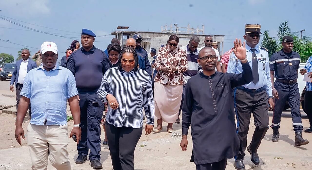 Ministre gabonais inspectant un chantier de logements sociaux