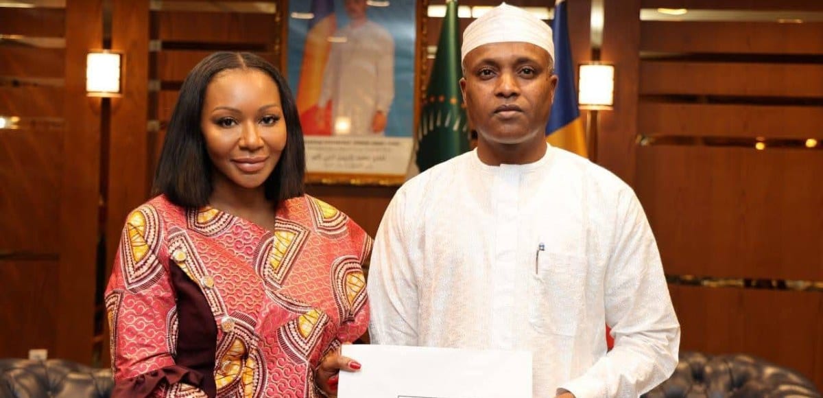 Drapeaux gabonais et tchadien symbolisant l'ouverture d'un consulat