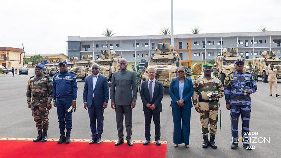 Véhicules blindés militaires alignés lors d'une cérémonie officielle au Gabon
