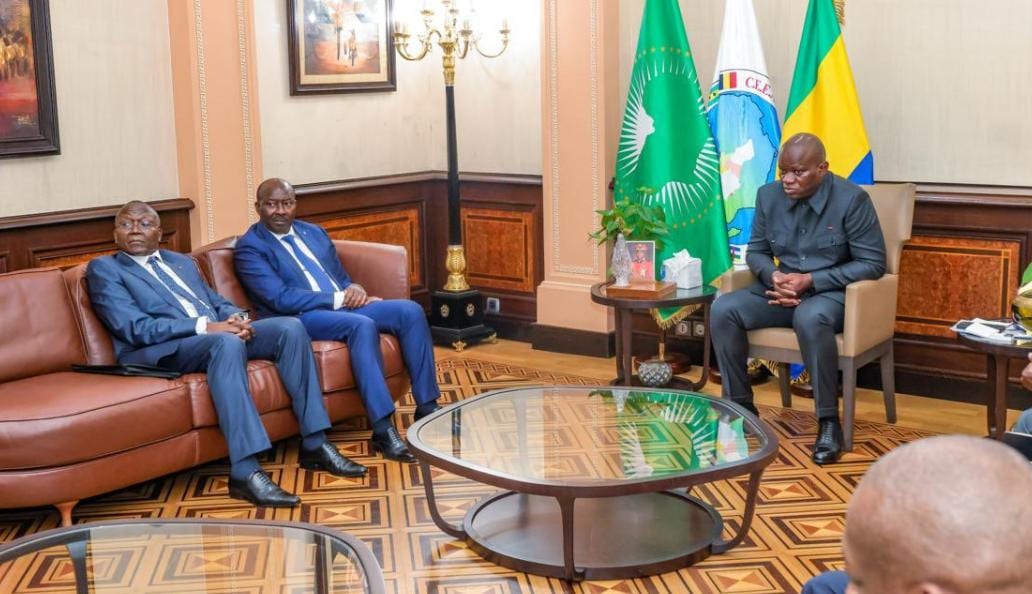 Le président gabonais Oligui Nguema s'apprêtant à embarquer pour se rendre au Tchad