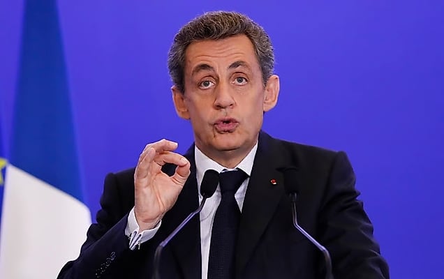 Nicolas Sarkozy s'exprimant devant des journalistes