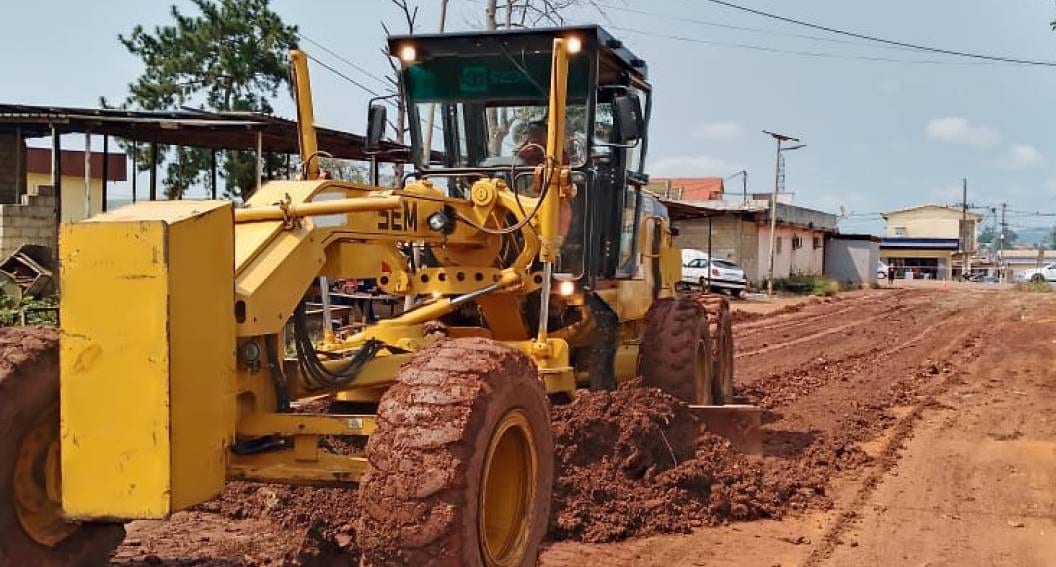 Élus municipaux réunis pour le lancement de travaux de réhabilitation de voirie à Moanda
